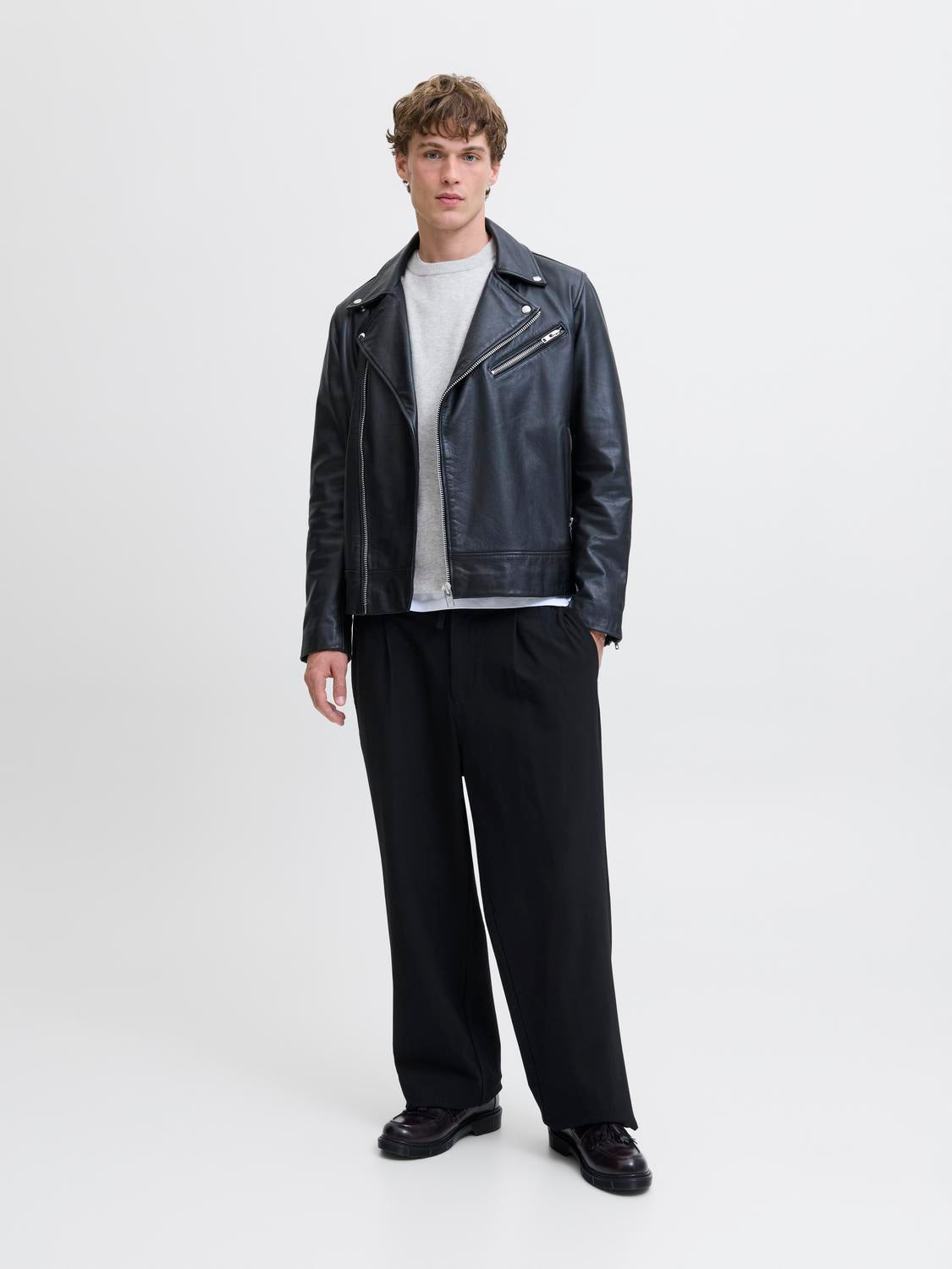 model_shot-front_full